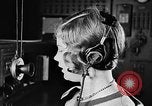 Immagine di Ragazza dirigere i treni Chicago Illinois USA, 1929, secondo 54 filmato di repertorio 65675054954