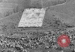 Immagine di Thangka si è srotolato sulla collina Kumbum Tibet, 1930, secondo 15 filmato di repertorio 65675054959