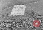 Immagine di Thangka si è srotolato sulla collina Kumbum Tibet, 1930, secondo 16 filmato di repertorio 65675054959