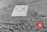 Immagine di Thangka si è srotolato sulla collina Kumbum Tibet, 1930, secondo 17 filmato di repertorio 65675054959
