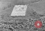 Immagine di Thangka si è srotolato sulla collina Kumbum Tibet, 1930, secondo 19 filmato di repertorio 65675054959