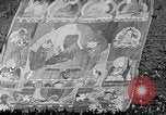Immagine di Thangka si è srotolato sulla collina Kumbum Tibet, 1930, secondo 20 filmato di repertorio 65675054959