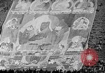 Immagine di Thangka si è srotolato sulla collina Kumbum Tibet, 1930, secondo 21 filmato di repertorio 65675054959