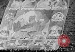 Immagine di Thangka si è srotolato sulla collina Kumbum Tibet, 1930, secondo 22 filmato di repertorio 65675054959