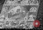 Immagine di Thangka si è srotolato sulla collina Kumbum Tibet, 1930, secondo 23 filmato di repertorio 65675054959