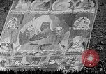 Immagine di Thangka si è srotolato sulla collina Kumbum Tibet, 1930, secondo 24 filmato di repertorio 65675054959