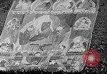 Immagine di Thangka si è srotolato sulla collina Kumbum Tibet, 1930, secondo 25 filmato di repertorio 65675054959