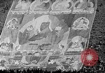 Immagine di Thangka si è srotolato sulla collina Kumbum Tibet, 1930, secondo 26 filmato di repertorio 65675054959