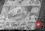 Immagine di Thangka si è srotolato sulla collina Kumbum Tibet, 1930, secondo 27 filmato di repertorio 65675054959