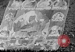 Immagine di Thangka si è srotolato sulla collina Kumbum Tibet, 1930, secondo 28 filmato di repertorio 65675054959