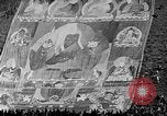 Immagine di Thangka si è srotolato sulla collina Kumbum Tibet, 1930, secondo 30 filmato di repertorio 65675054959