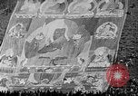 Immagine di Thangka si è srotolato sulla collina Kumbum Tibet, 1930, secondo 31 filmato di repertorio 65675054959