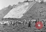 Immagine di Thangka si è srotolato sulla collina Kumbum Tibet, 1930, secondo 37 filmato di repertorio 65675054959