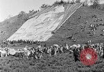 Immagine di Thangka si è srotolato sulla collina Kumbum Tibet, 1930, secondo 38 filmato di repertorio 65675054959