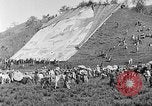 Immagine di Thangka si è srotolato sulla collina Kumbum Tibet, 1930, secondo 39 filmato di repertorio 65675054959