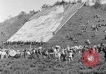 Immagine di Thangka si è srotolato sulla collina Kumbum Tibet, 1930, secondo 41 filmato di repertorio 65675054959
