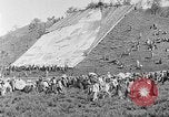 Immagine di Thangka si è srotolato sulla collina Kumbum Tibet, 1930, secondo 42 filmato di repertorio 65675054959