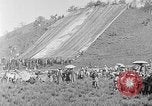 Immagine di Thangka si è srotolato sulla collina Kumbum Tibet, 1930, secondo 53 filmato di repertorio 65675054959