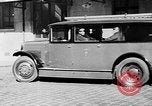 Immagine di Motore fire sedan Parigi Francia, 1930, secondo 24 filmato di repertorio 65675054960