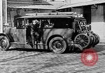 Immagine di Motore fire sedan Parigi Francia, 1930, secondo 29 filmato di repertorio 65675054960