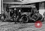 Immagine di Motore fire sedan Parigi Francia, 1930, secondo 30 filmato di repertorio 65675054960