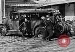 Immagine di Motore fire sedan Parigi Francia, 1930, secondo 31 filmato di repertorio 65675054960
