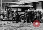 Immagine di Motore fire sedan Parigi Francia, 1930, secondo 32 filmato di repertorio 65675054960