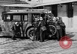 Immagine di Motore fire sedan Parigi Francia, 1930, secondo 34 filmato di repertorio 65675054960