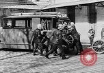 Immagine di Motore fire sedan Parigi Francia, 1930, secondo 37 filmato di repertorio 65675054960
