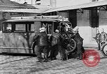Immagine di Motore fire sedan Parigi Francia, 1930, secondo 38 filmato di repertorio 65675054960