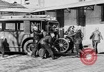 Immagine di Motore fire sedan Parigi Francia, 1930, secondo 39 filmato di repertorio 65675054960