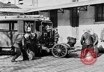 Immagine di Motore fire sedan Parigi Francia, 1930, secondo 40 filmato di repertorio 65675054960