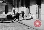 Immagine di Motore fire sedan Parigi Francia, 1930, secondo 43 filmato di repertorio 65675054960