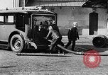 Immagine di Motore fire sedan Parigi Francia, 1930, secondo 47 filmato di repertorio 65675054960