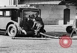 Immagine di Motore fire sedan Parigi Francia, 1930, secondo 48 filmato di repertorio 65675054960