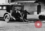 Immagine di Motore fire sedan Parigi Francia, 1930, secondo 49 filmato di repertorio 65675054960