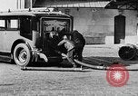 Immagine di Motore fire sedan Parigi Francia, 1930, secondo 50 filmato di repertorio 65675054960