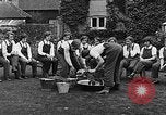 Immagine di La scuola per il canile-cameriere Haslemere Inghilterra, 1930, secondo 34 filmato di repertorio 65675054967