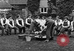 Immagine di La scuola per il canile-cameriere Haslemere Inghilterra, 1930, secondo 36 filmato di repertorio 65675054967