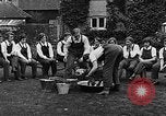 Immagine di La scuola per il canile-cameriere Haslemere Inghilterra, 1930, secondo 37 filmato di repertorio 65675054967