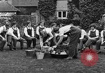 Immagine di La scuola per il canile-cameriere Haslemere Inghilterra, 1930, secondo 40 filmato di repertorio 65675054967