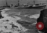 Immagine di nave a riva dalla nebbia Collieston Scozia Scotland, 1930, secondo 15 filmato di repertorio 65675054968