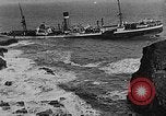Immagine di nave a riva dalla nebbia Collieston Scozia Scotland, 1930, secondo 17 filmato di repertorio 65675054968