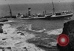 Immagine di nave a riva dalla nebbia Collieston Scozia Scotland, 1930, secondo 18 filmato di repertorio 65675054968