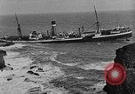 Immagine di nave a riva dalla nebbia Collieston Scozia Scotland, 1930, secondo 20 filmato di repertorio 65675054968