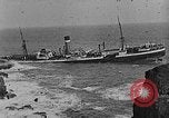 Immagine di nave a riva dalla nebbia Collieston Scozia Scotland, 1930, secondo 22 filmato di repertorio 65675054968
