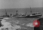 Immagine di nave a riva dalla nebbia Collieston Scozia Scotland, 1930, secondo 23 filmato di repertorio 65675054968
