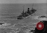 Immagine di nave a riva dalla nebbia Collieston Scozia Scotland, 1930, secondo 53 filmato di repertorio 65675054968