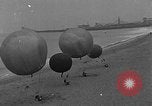 Image les ballons à air chaud Venice Beach Los Angeles California USA, 1930, de la seconde 13 séquences d'archives historiques vidéo 65675054972
