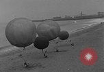 Image les ballons à air chaud Venice Beach Los Angeles California USA, 1930, de la seconde 14 séquences d'archives historiques vidéo 65675054972
